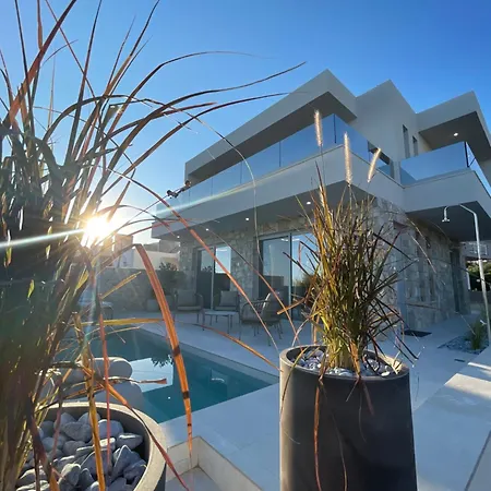 Luxury Asana Villa *
