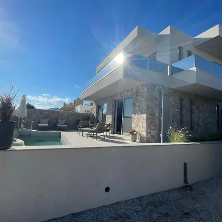 Luxury Asana Villa *